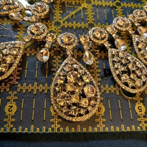 Rhinestone Graduated Bib Necklace - Picture 4 of 9